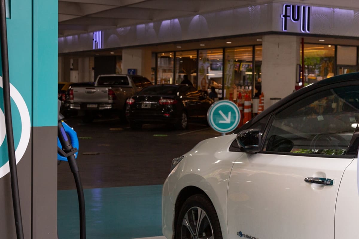 Cómo es cargar un auto eléctrico con un cargador de máxima velocidad