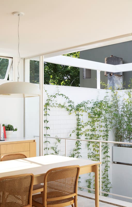 A partir de un PH de 35m2 en Parque Chacabuco, una pareja de arquitectos logró dormitorio, patio, oficina, gran cocina y terraza en dos pisos