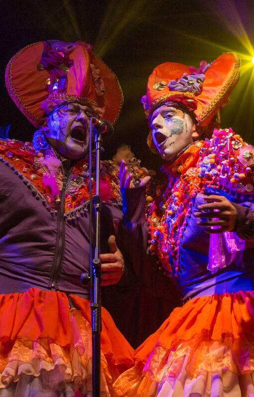 A todo color, la presentación con mucho humor de La Consecuente en el Museo del Carnaval