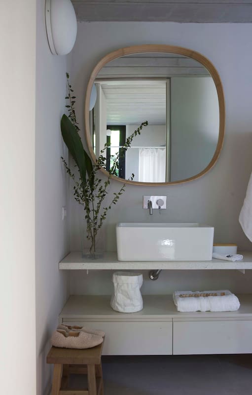 15 ideas para diseñar la mesada del baño y el espacio de guardado bajo la bacha