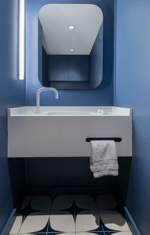 En casas reales: 12 toilettes de diseño actual con materiales que impactan y perduran