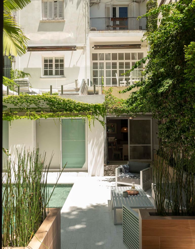 Una planta baja en pleno Recoleta que es casi una casa con jardín y pileta