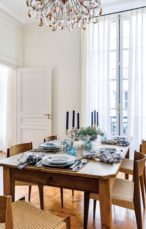 A la altura de un clásico. Muebles de diseño, telas coloridas y una cocina de campo en la renovación de un piso francés