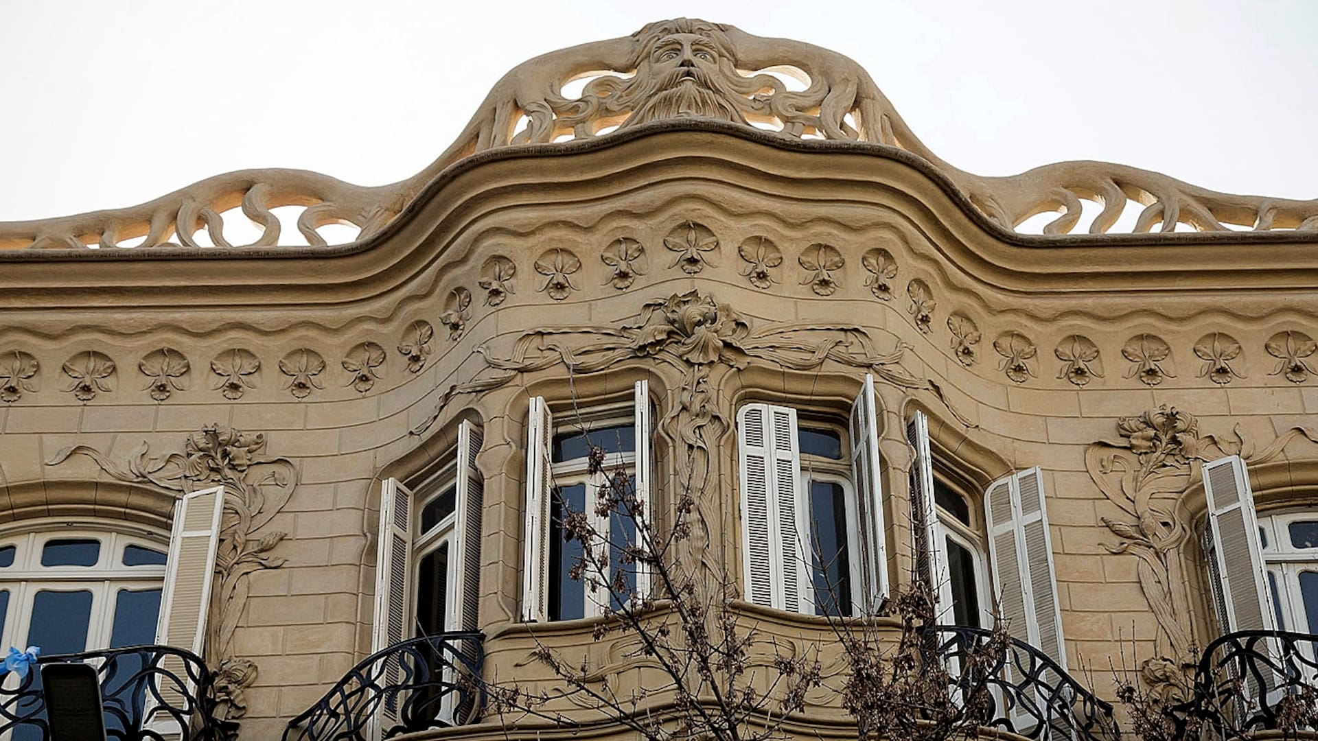 El Palacio de los Lirios, una perla del Art Nouveau en plena avenida Rivadavia