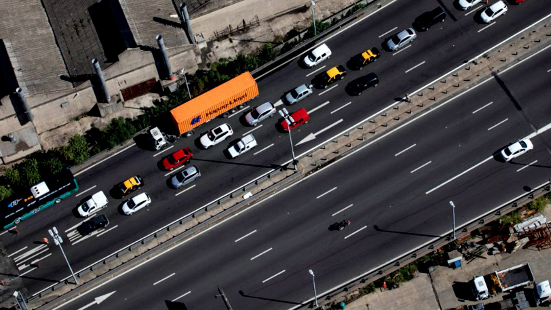 Coronavirus en la Argentina: desde el aire se ven más autos en las calles y en los peajes