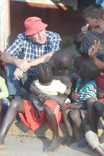 La dura historia de Andrés Randisi, el misionero entrerriano que desde hace 30 años lucha contra la violencia y la miseria en Angola