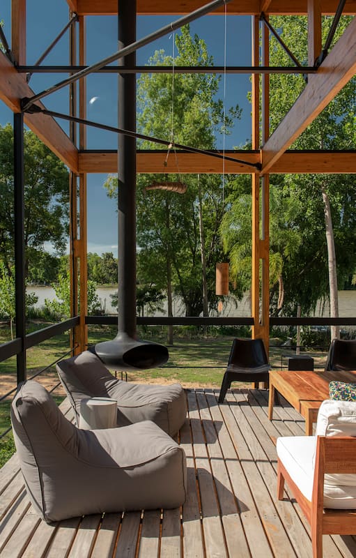 A orillas del río: una diseñadora de interiores concretó el sueño de tener un refugio sostenible en donde convergen la calma y el minimalismo