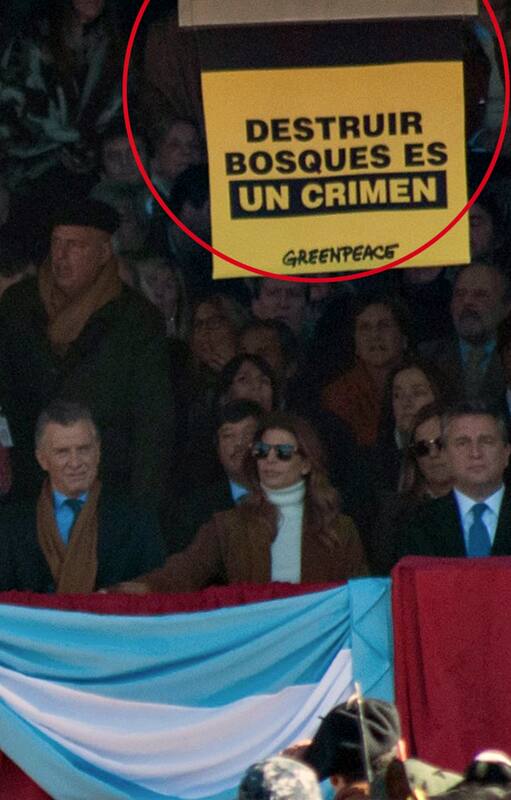 3 DE AGOSTO: los momentos posteriores a que, de forma remota, se activaron los dos dispositivos que dejaron caer las banderas que decían: "Ganaderos basta de desmontes" y "Destruir montes es un crimen".