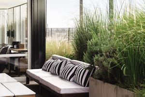 Antes y después: una terraza rediseñada para soportar viento y sol constantes