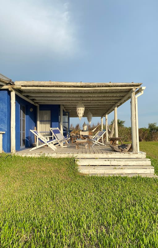Todo el encanto de una casita de playa azul en La Pedrera