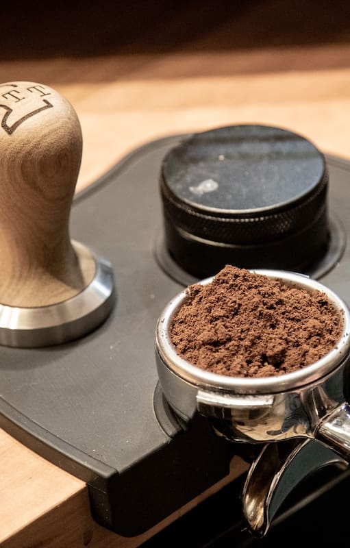 Amantes del café: una pareja creó un negocio impensado con una herramienta usada por baristas