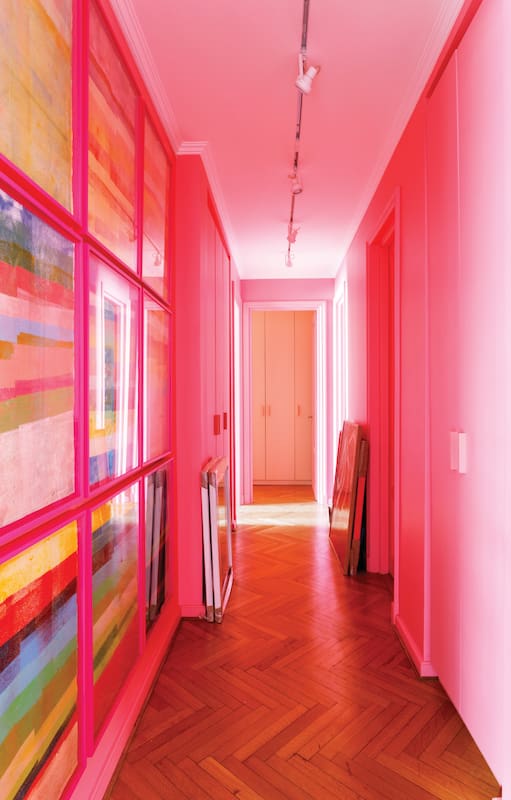 Fotos de un playroom y un pasillo pintado de rosa.