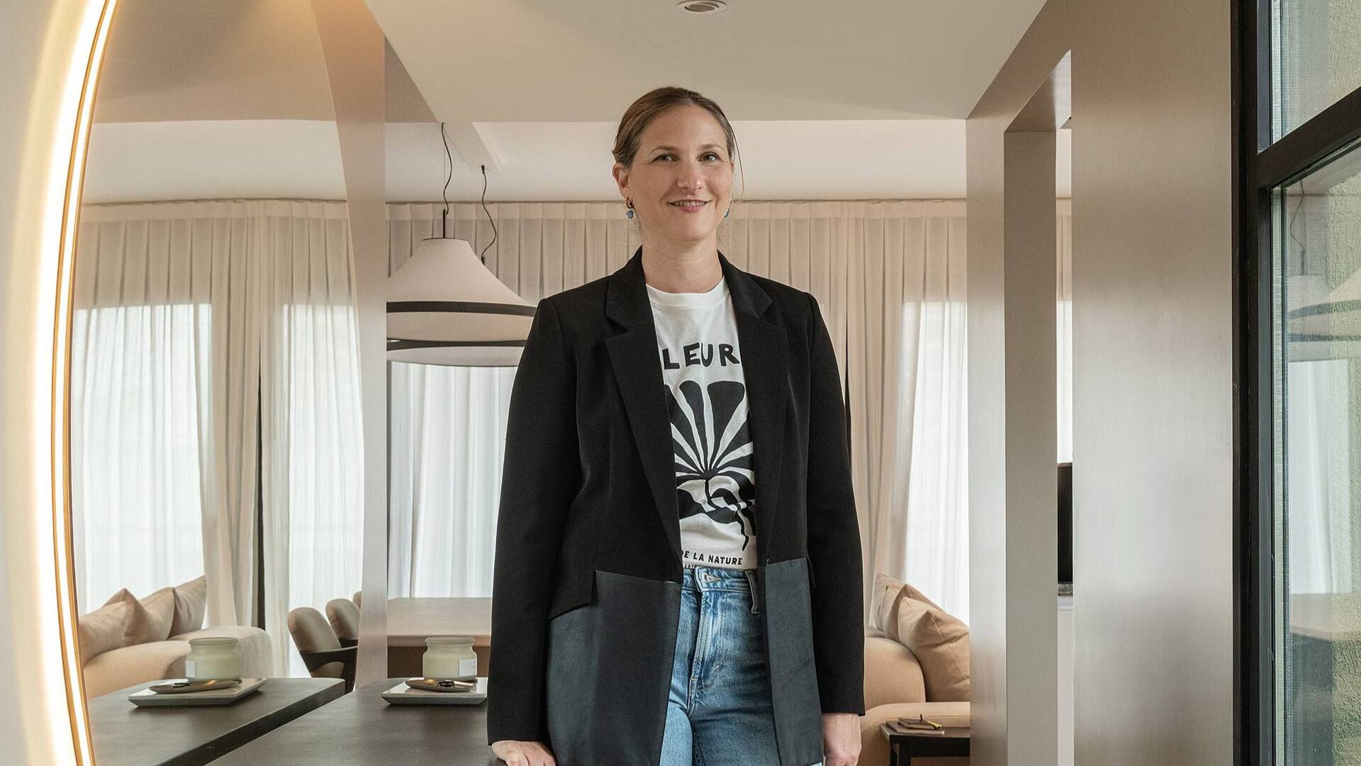Sin obra, jugó con las escalas para ponerle onda a un departamento de 80m2 con poca gracia