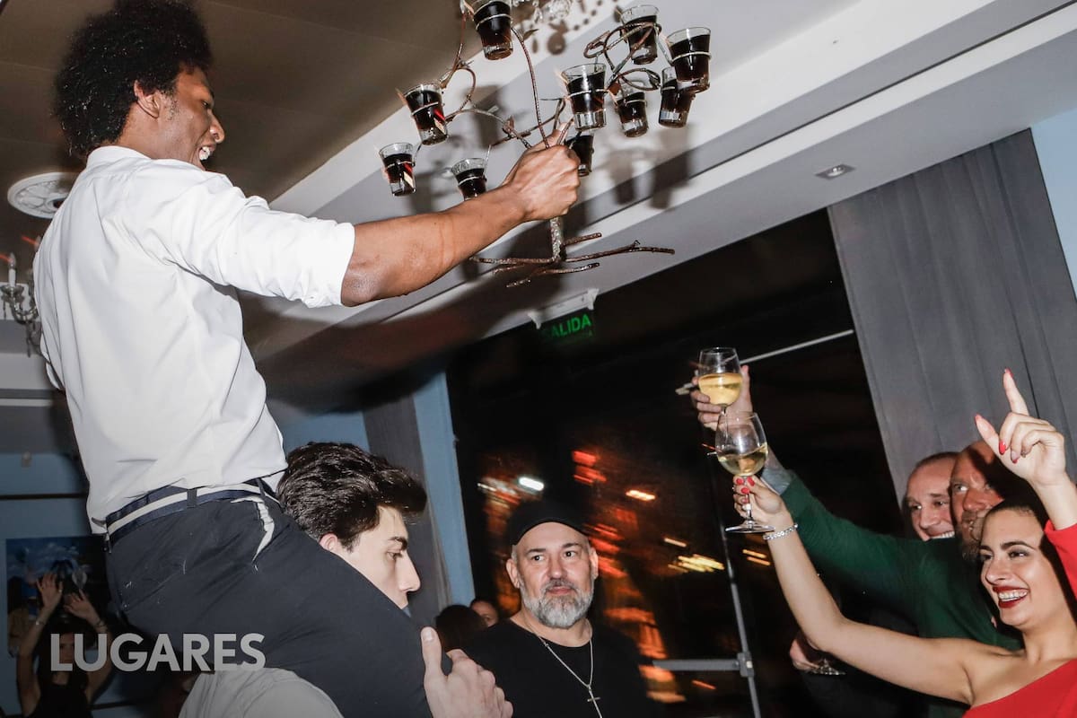 Los mozos son los primeros en romper la etiqueta en Bagatelle, sirviendo shots "a caballito" y con bengalas.