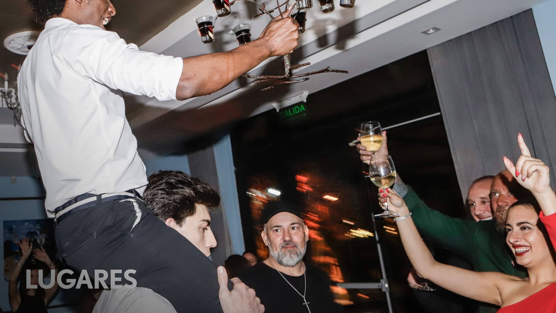 Los mozos son los primeros en romper la etiqueta en Bagatelle, sirviendo shots "a caballito" y con bengalas.