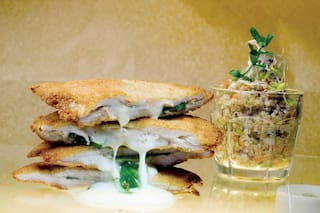 Milanesa de pollo rellena