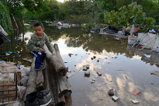 Con Yacyretá desbordada, el agua llega a la capital y muchos temen dejar sus casas por los saqueos