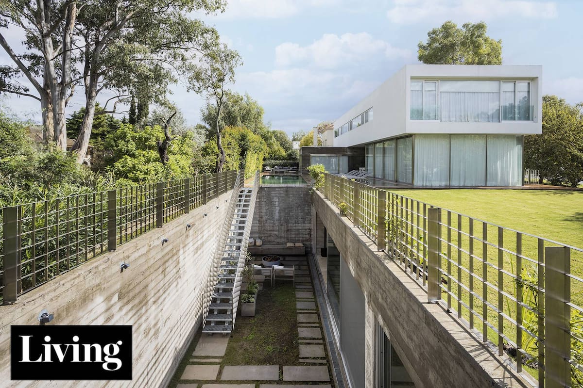 Construyeron un quincho subterráneo para no perder espacio verde