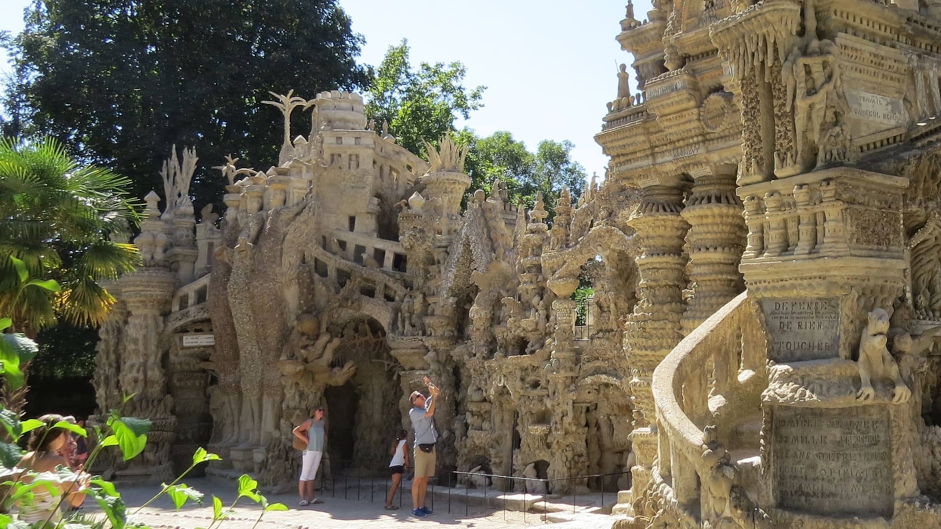 Cheval. La historia del cartero que levantó una piedra y construyó un palacio