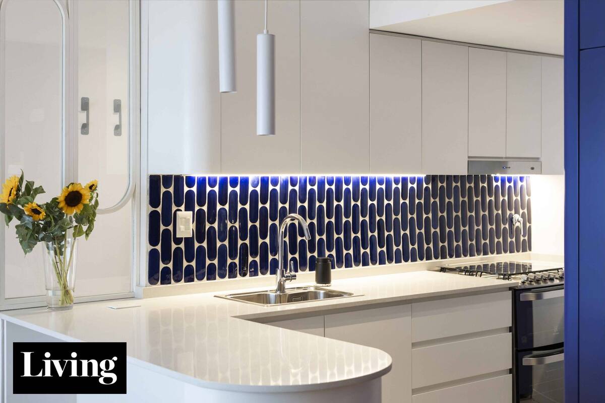 Azul Klein y curvas suaves: una cocina con sello artístico en Palermo