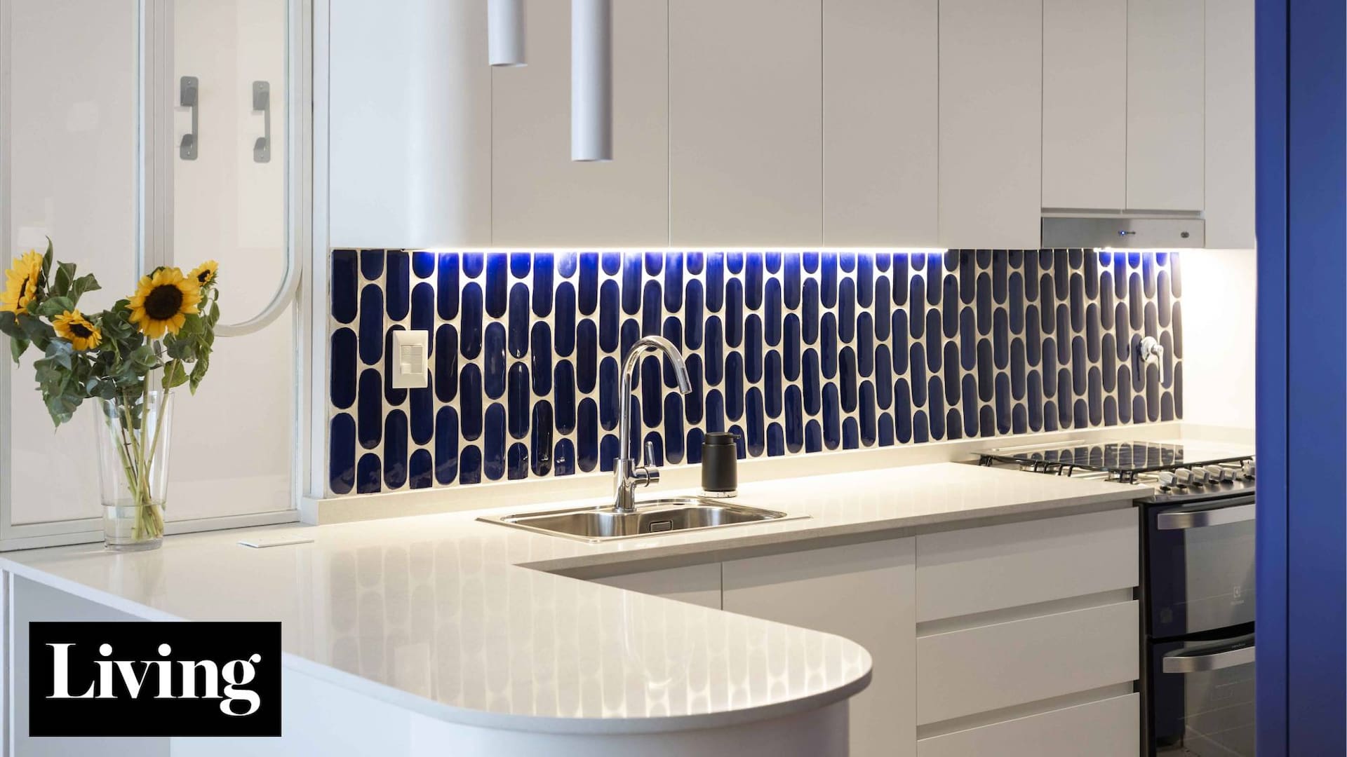 Azul Klein y curvas suaves: una cocina con sello artístico en Palermo
