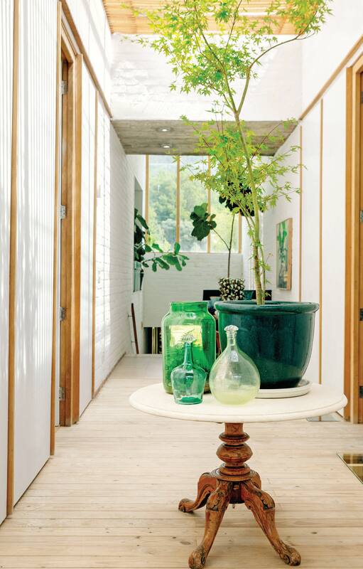 Diseño modernista y corazón campestre en la casa de dos floristas exquisitos