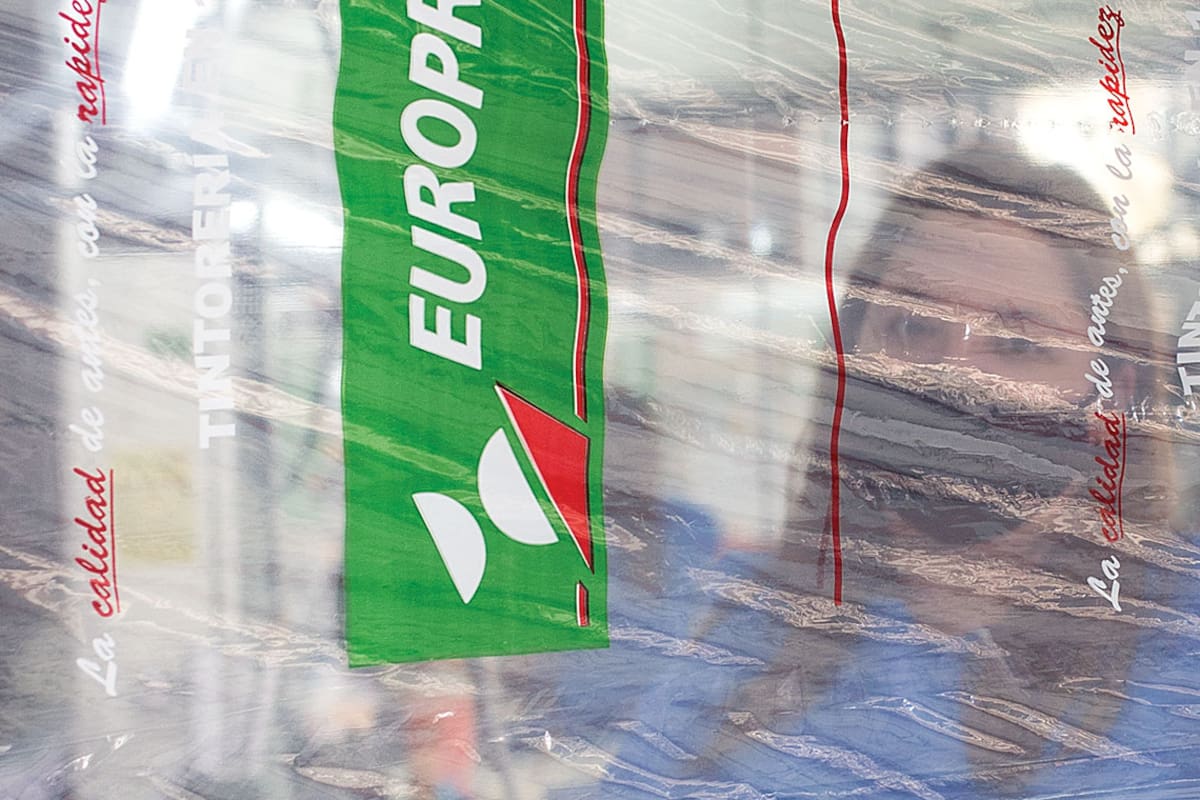 En fotos. Cómo se adaptan los comerciantes para abrir en la cuarentena