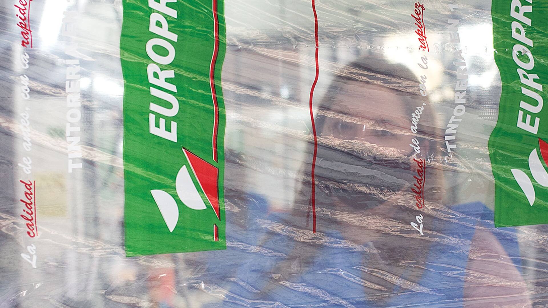 En fotos. Cómo se adaptan los comerciantes para abrir en la cuarentena