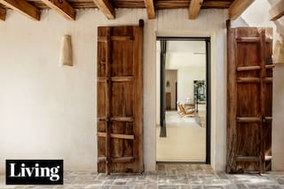 Una casa de vacaciones hecha con maderas al natural, piezas recuperadas y toda la luz de Cádiz