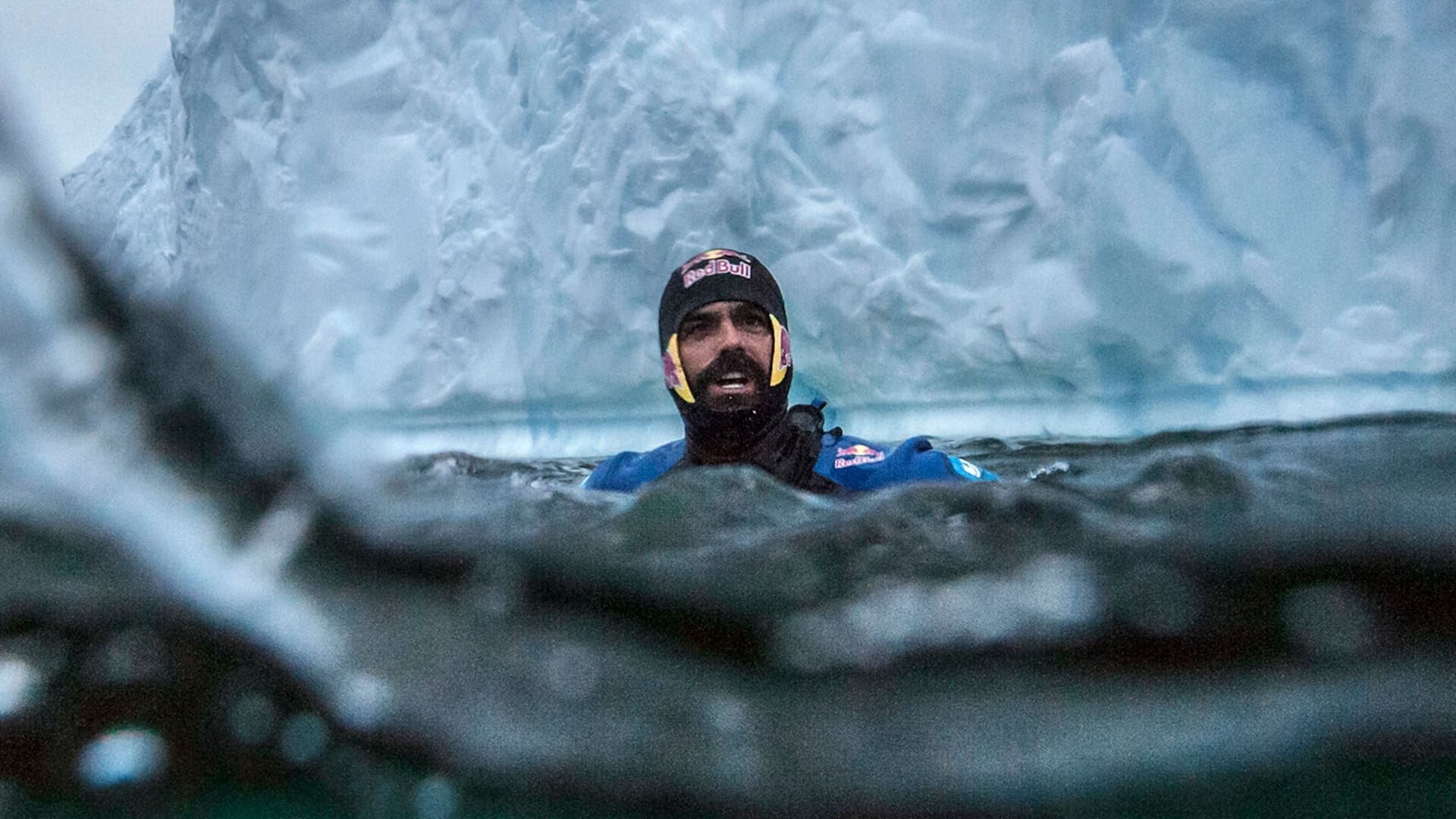 Riesgo Guinnes. Saltó en la Antártida desde un iceberg de 25 metros de altura