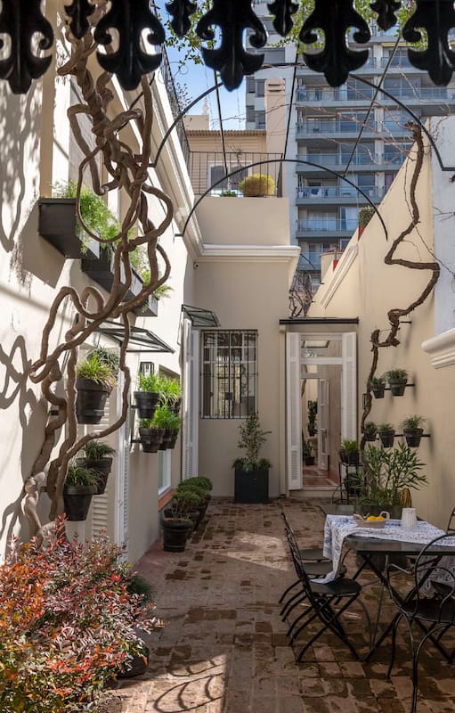 ¿Reformar o mudarse? Los dueños de esta casa centenaria en el pasaje Bollini pudieron adaptarla a su nueva vida y conservar su esencia