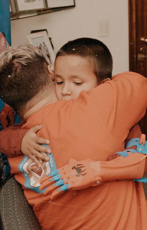 Padre e hijo le cumplen el sueño a cientos de personas que no tienen manos