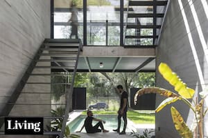 Recorremos una casa que apenas toca la tierra para dejar que la naturaleza avance