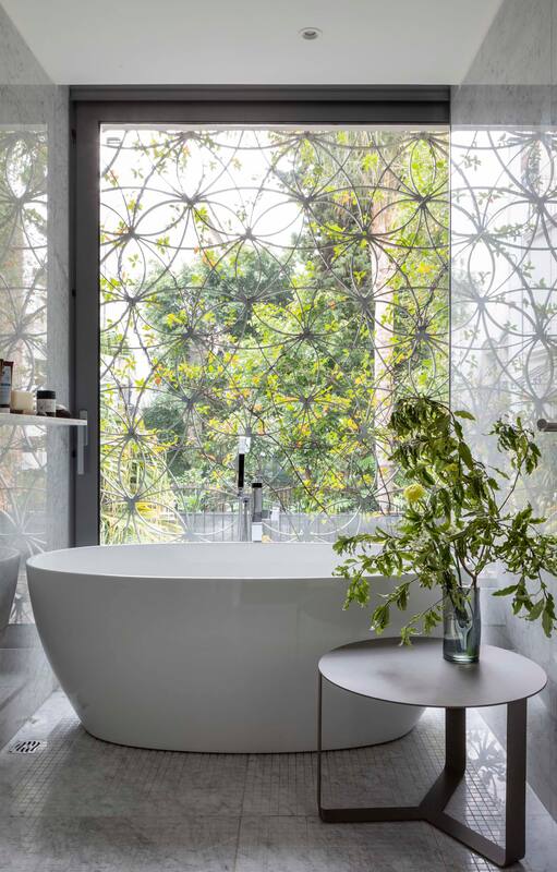 Con buen diseño, estos baños lograron vista al verde sin dejar de ser discretos