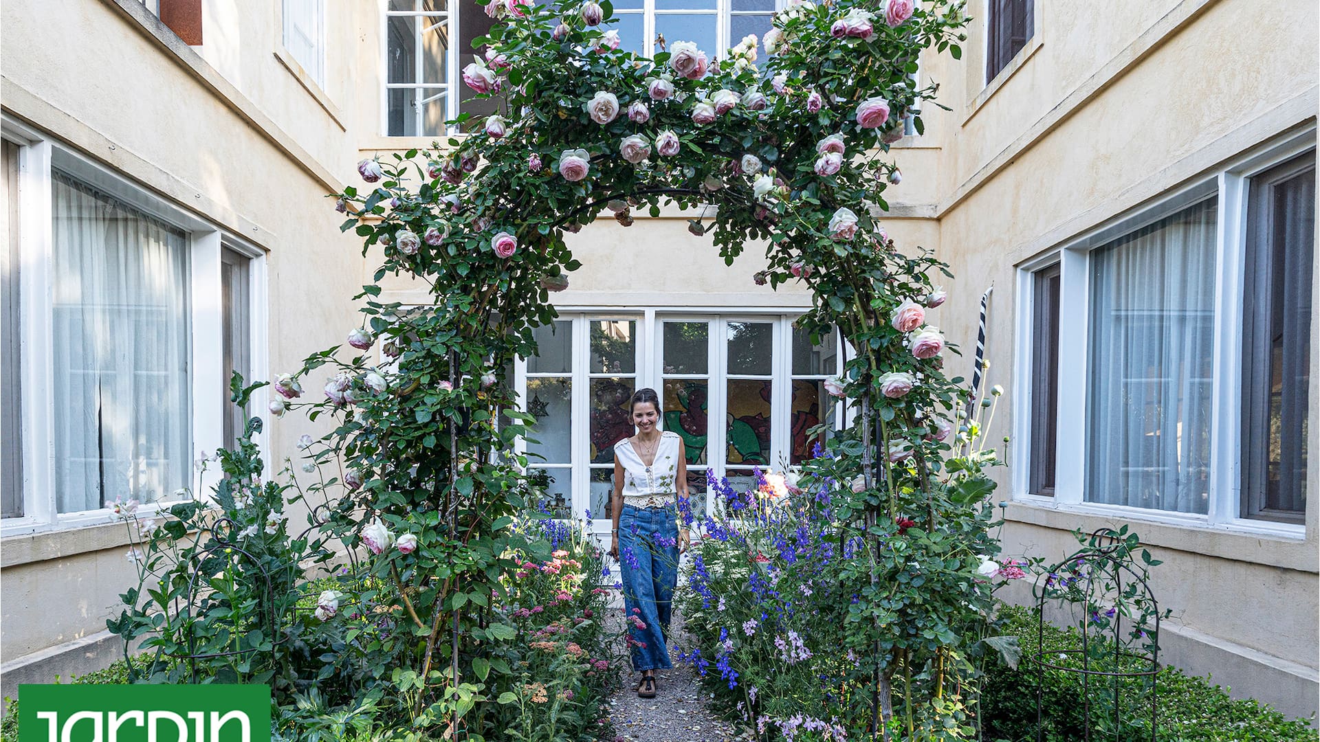 Qué plantas trepadoras con flores elegir para vestir tu pérgola