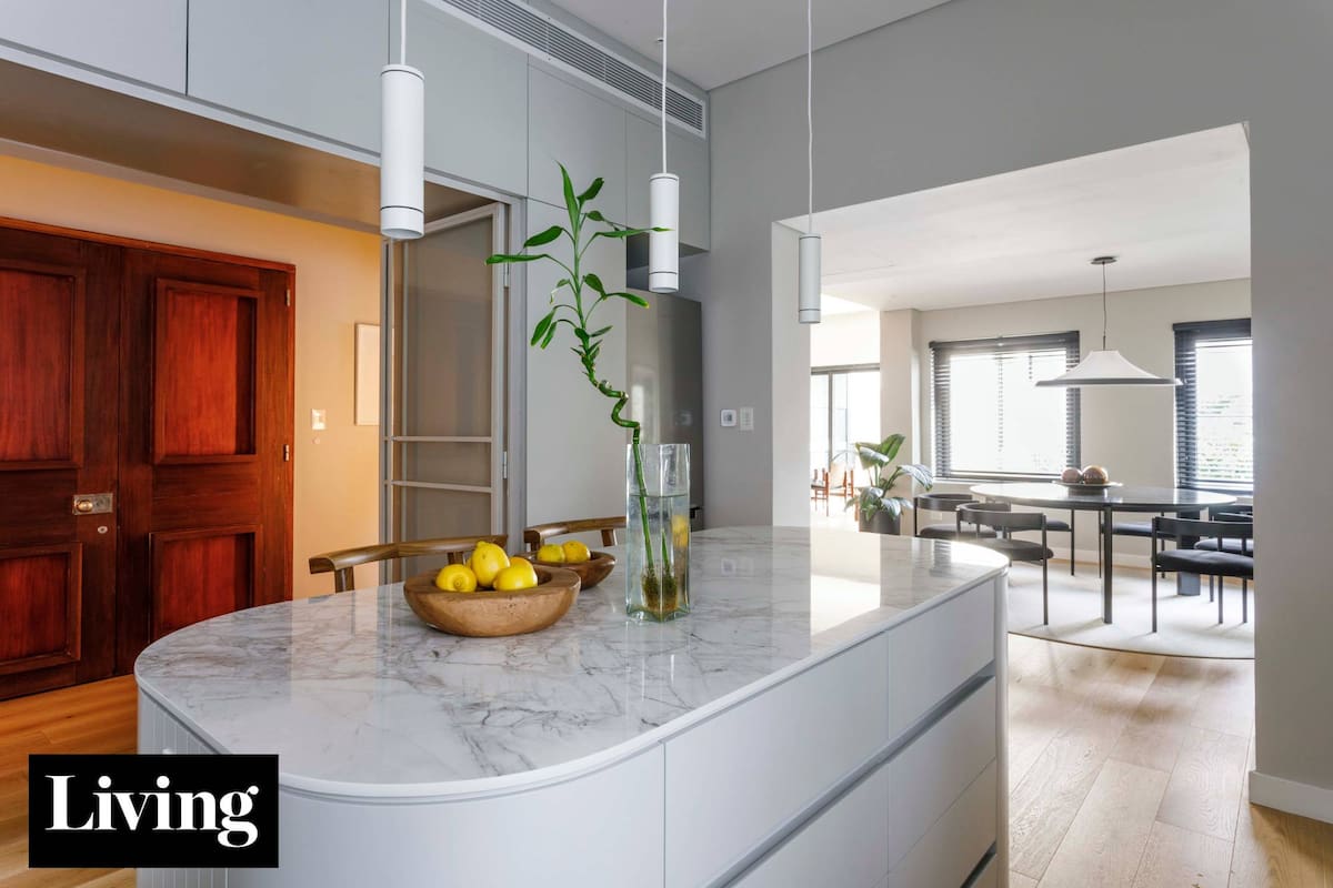 Viven en elegantes edificios de estilo clásico y decidieron integrar la cocina al living-comedor