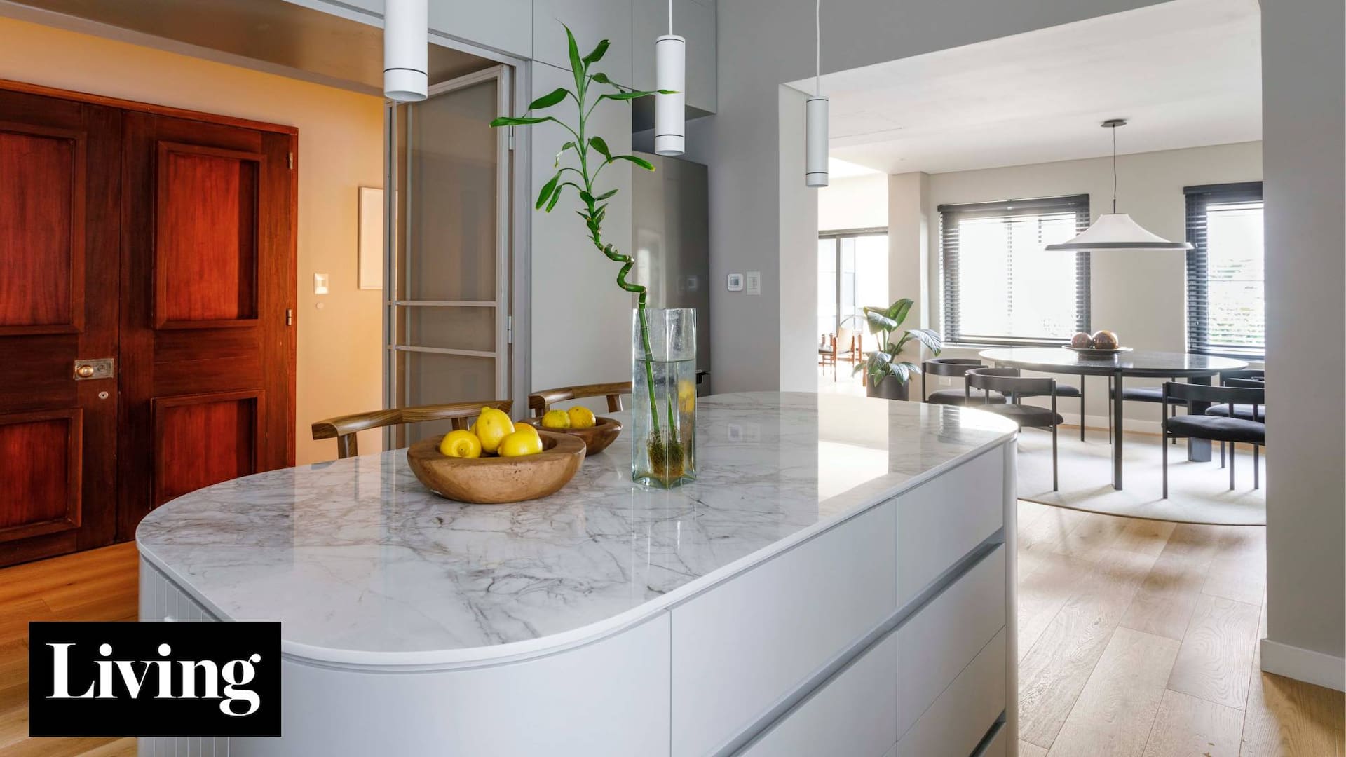 Viven en elegantes edificios de estilo clásico y decidieron integrar la cocina al living-comedor