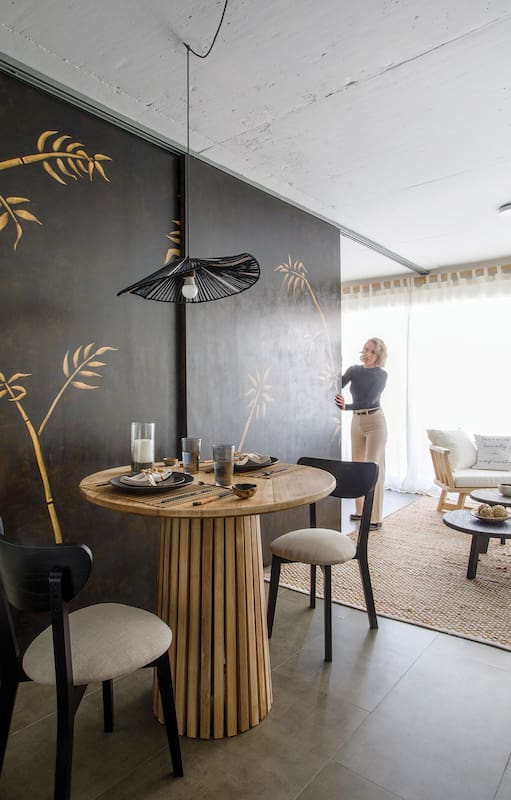 Ideas para copiar: Con un mural impactante sobre una puerta corrediza, este monoambiente pasó de ser estándar a ultra personal