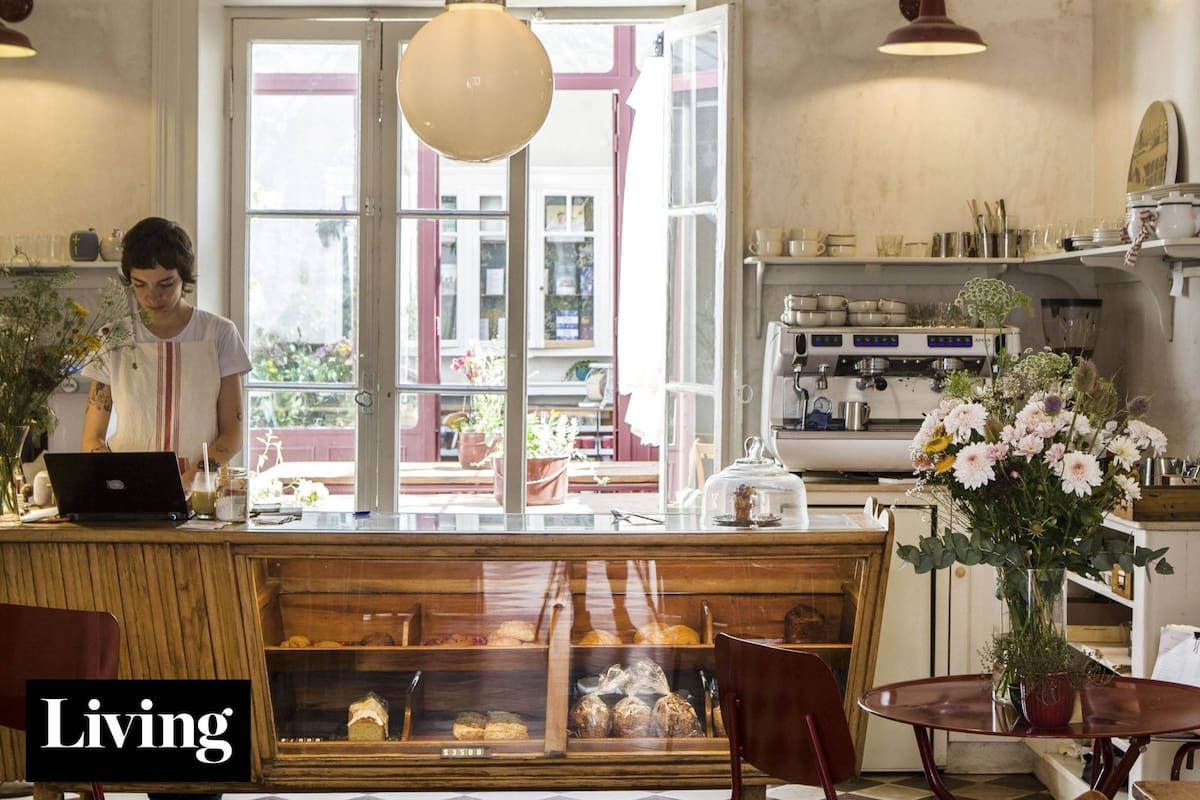Reciclaron una propiedad histórica en San Telmo para vivir, y terminaron abriendo un café y un local deco encantadores