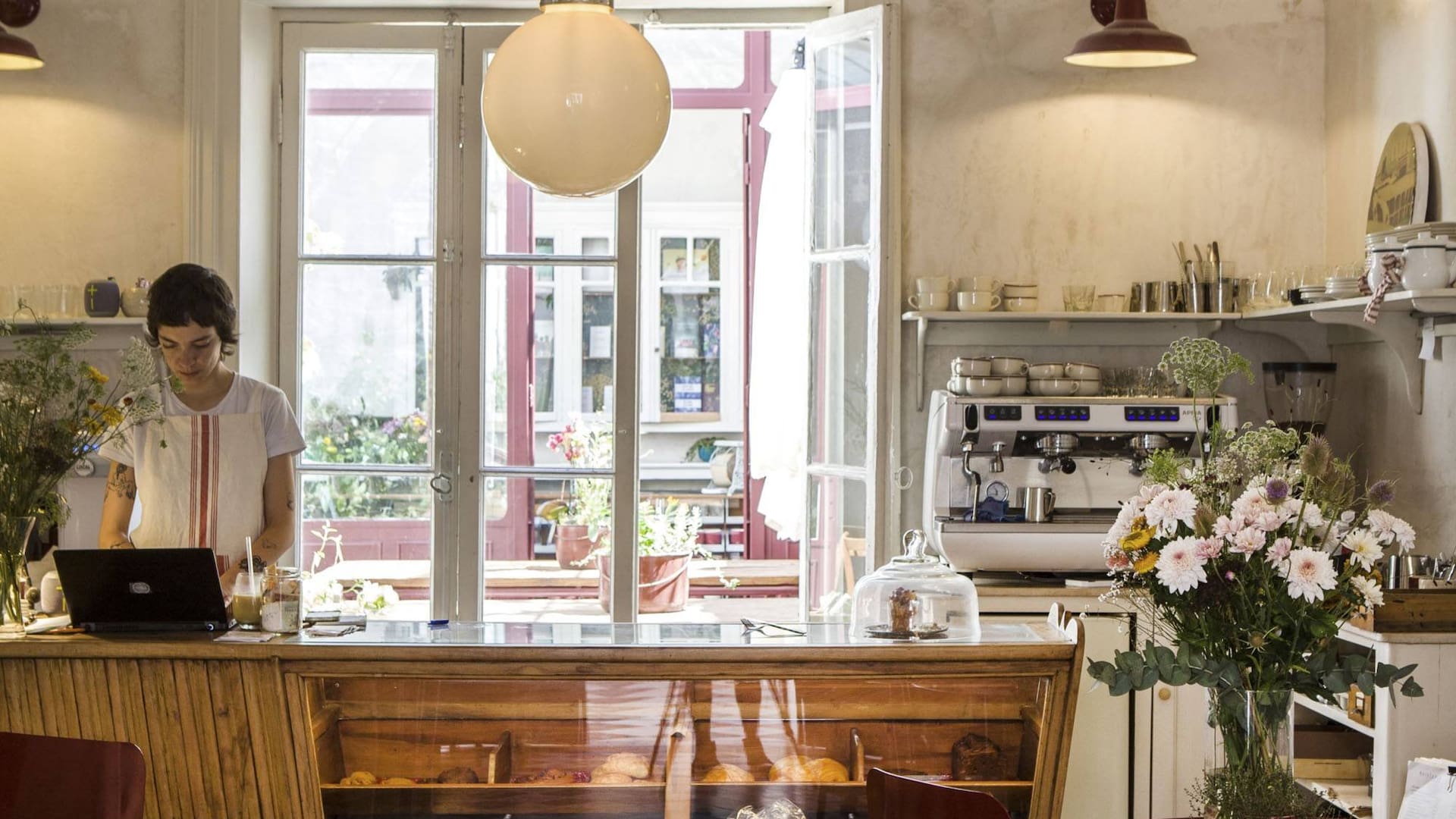 Reciclaron una propiedad histórica en San Telmo para vivir, y terminaron abriendo un café y un local deco encantadores