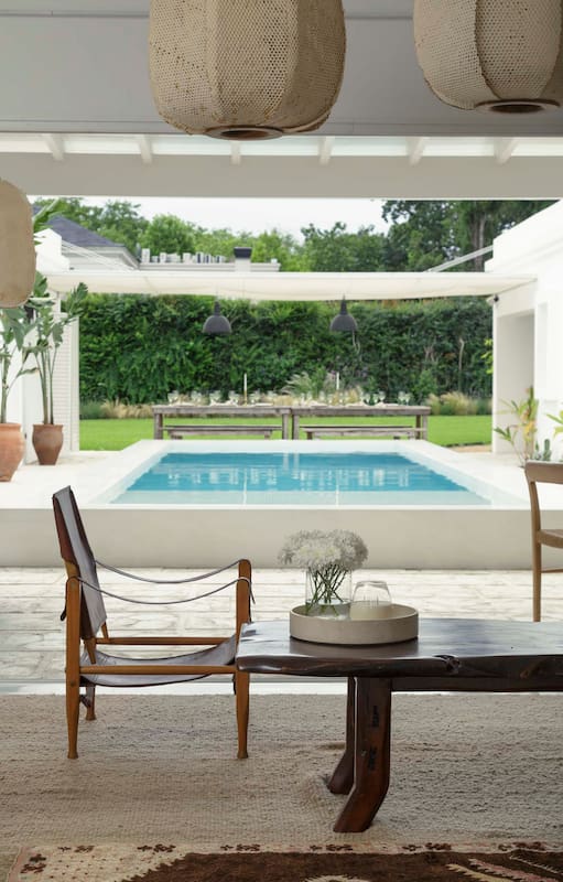 Ampliaron una casa antigua alrededor de la pileta para crear su oasis privado