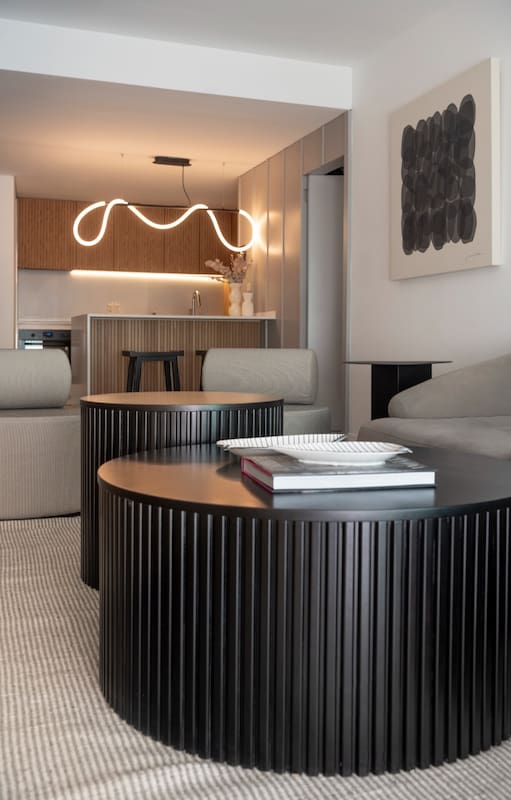Una curva de madera a medida ordenó este tres ambientes a estrenar que tenía una distribución caprichosa