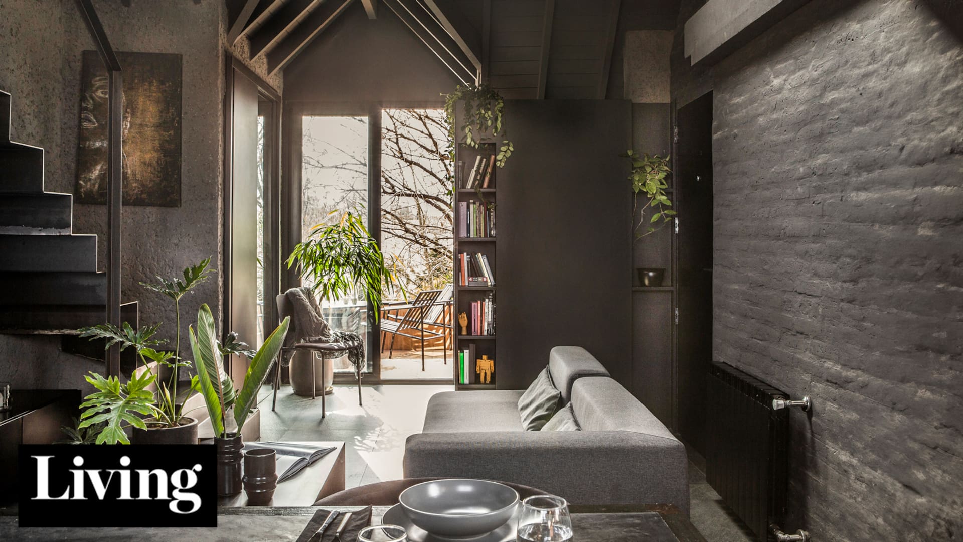 Dos hermanos arquitectos reformaron la casa de su infancia, y ahora toda la familia tiene allí un lugar para vivir o trabajar