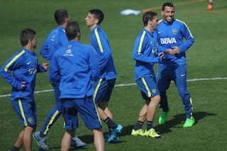 En Boca hay clima de fiesta: 700 hinchas alentaron a los jugadores en el entrena