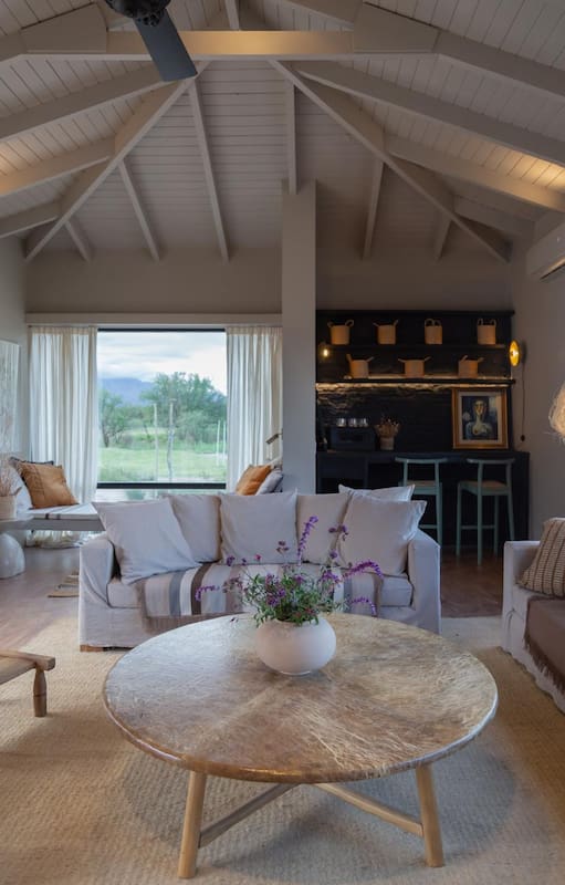 Con diseño neocriollo, una casa en Cafayate incorpora materiales autóctonos y el paisaje en cada rincón