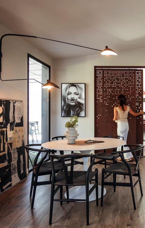 Una diseñadora uruguaya combinó en su casa toda la luz posible y el amor por los muebles Mid Century