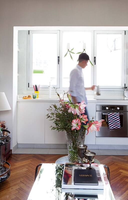 Soluciones luminosas en 62m2: Le sacó metros al living para abrir la cocina y le puso gran diseño al balcón en contrafrente