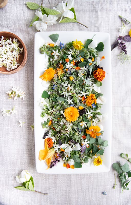 El ingrediente del jardín que no puede faltar en tus ensaladas este verano