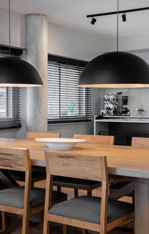 Elegancia atemporal: te damos todos los detalles de estas cuatro cocinas en negro y madera