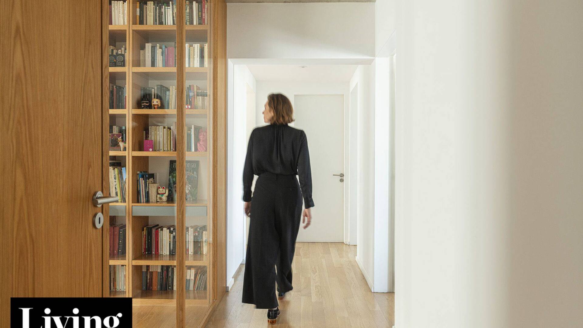 Con una biblioteca súper contemporánea, este dúplex es pura luz y transparencia